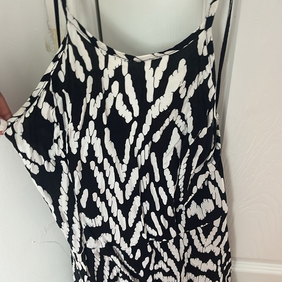 BLACK AND WHITE HALTER NECK DRESS - Picture 2 of 3